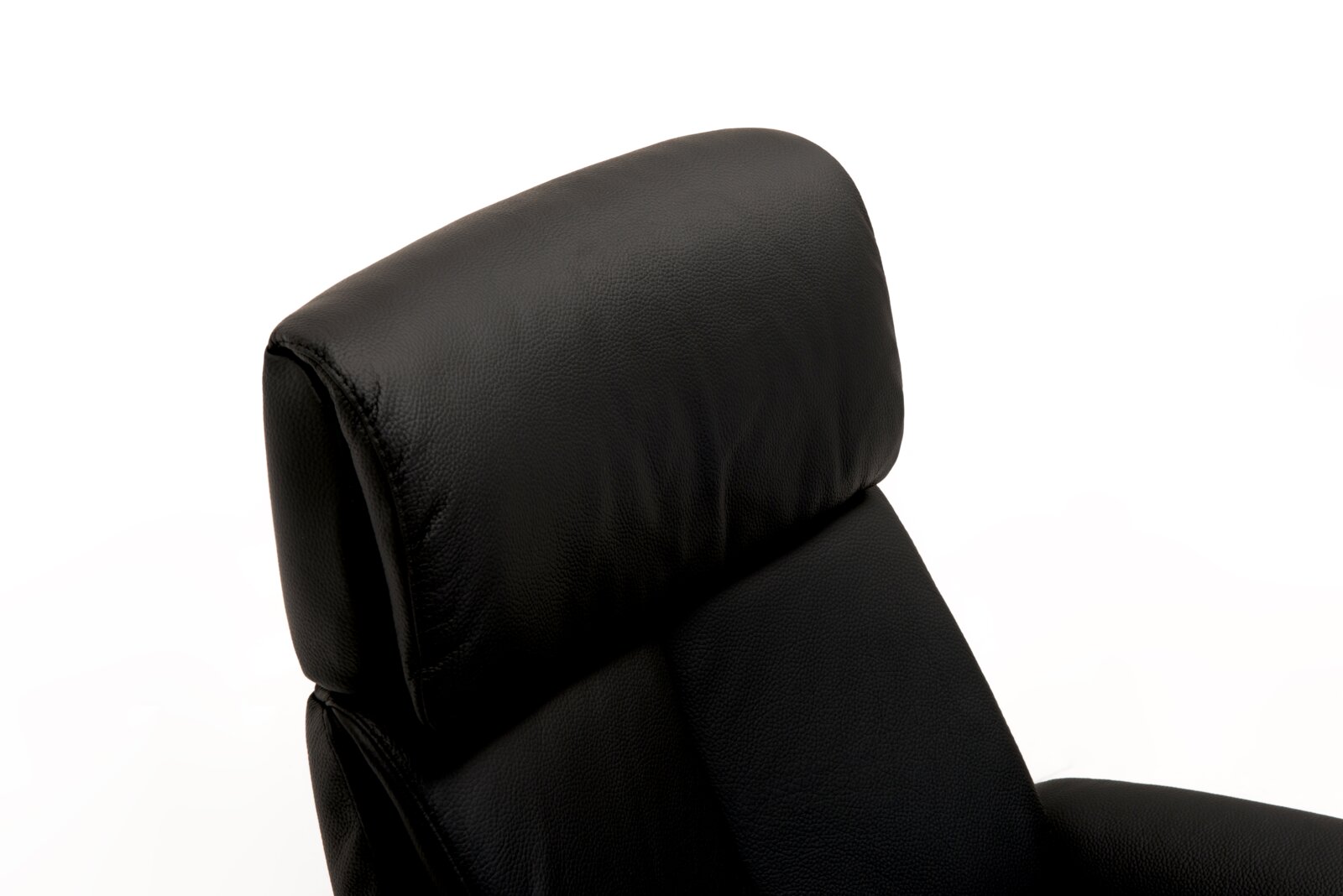 Nahaufnahme der Kopfstütze eines schwarzen Relaxsessels aus Leder, seitliche Perspektive.
