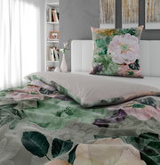 Wendebettwäsche mit floralem Muster in einem modernen Schlafzimmer, Perspektive von der Seite des Bettes.