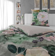 Wendebettwäsche mit floralem Muster in einem modernen Schlafzimmer, Perspektive von der Seite des Bettes.