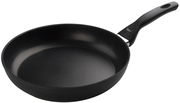 Schwarze Bratpfanne mit ergonomischem Griff, seitliche Perspektive