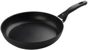 Schwarze Bratpfanne mit ergonomischem Griff, seitliche Perspektive