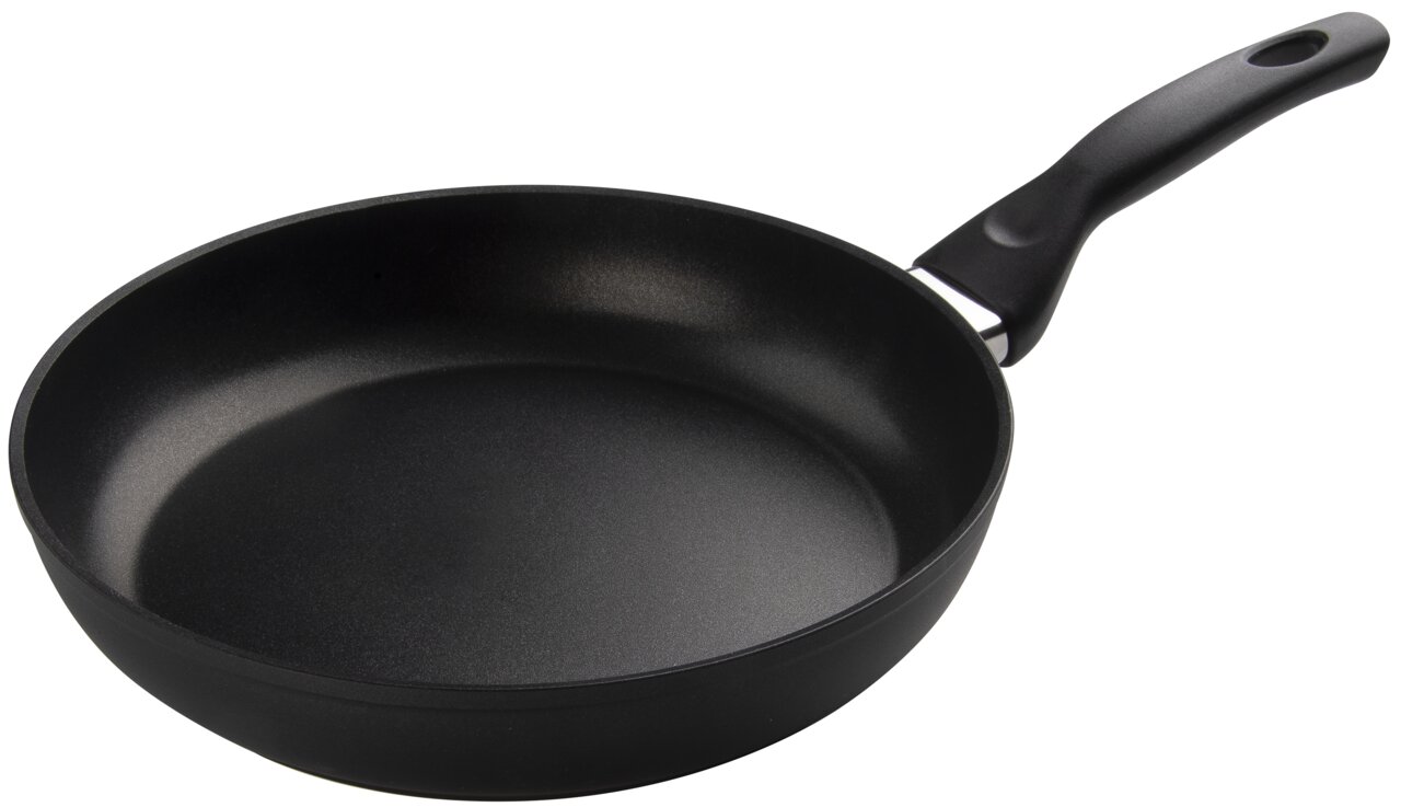 Schwarze Bratpfanne mit ergonomischem Griff, seitliche Perspektive