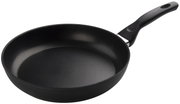 Schwarze Bratpfanne mit ergonomischem Griff, seitliche Perspektive