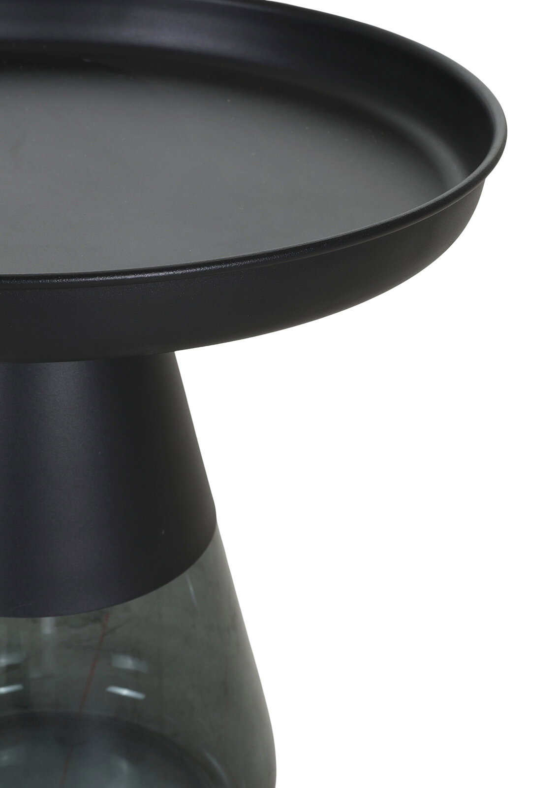 Nahaufnahme eines schwarzen, runden Tablett-Tischchens mit erhöhtem Rand und konischem Fuß aus getöntem Glas, schräg von oben fotografiert vor weißem Hintergrund
