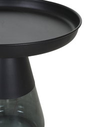 Nahaufnahme eines schwarzen, runden Tablett-Tischchens mit erhöhtem Rand und konischem Fuß aus getöntem Glas, schräg von oben fotografiert vor weißem Hintergrund