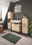 Moderner Badschrank aus Holz in einem stilvoll eingerichteten Badezimmer, seitliche Perspektive