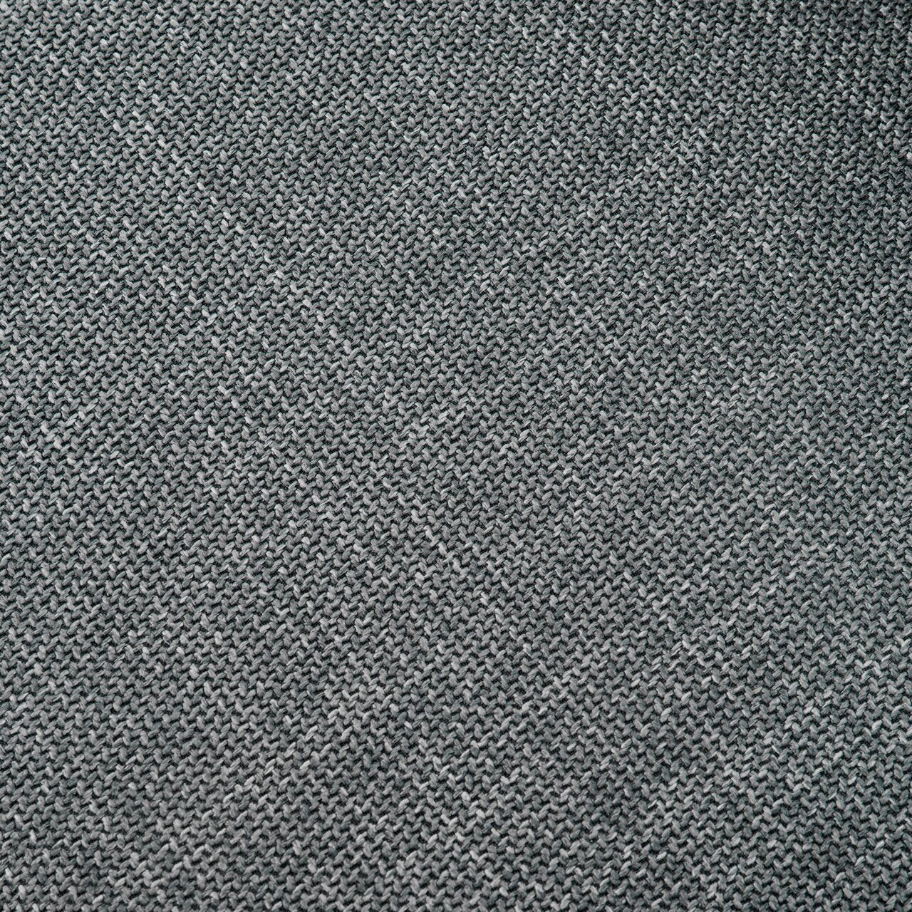 Nahaufnahme eines grauen Stoffmusters, das für den Stuhl Ti´me Stuhl JANNEK verwendet wird.