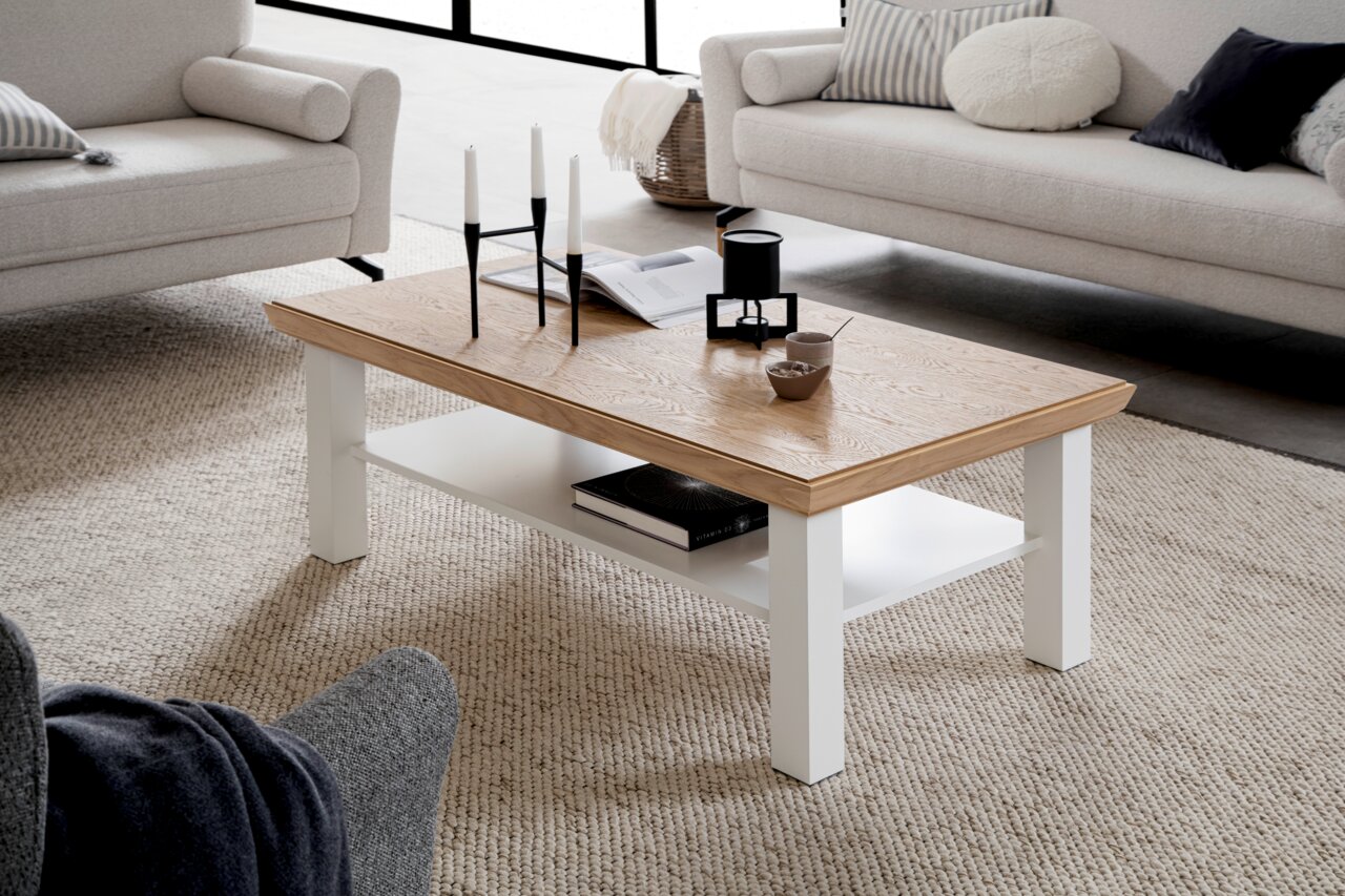 Moderner Couchtisch mit Holzplatte und weißen Beinen, seitliche Perspektive