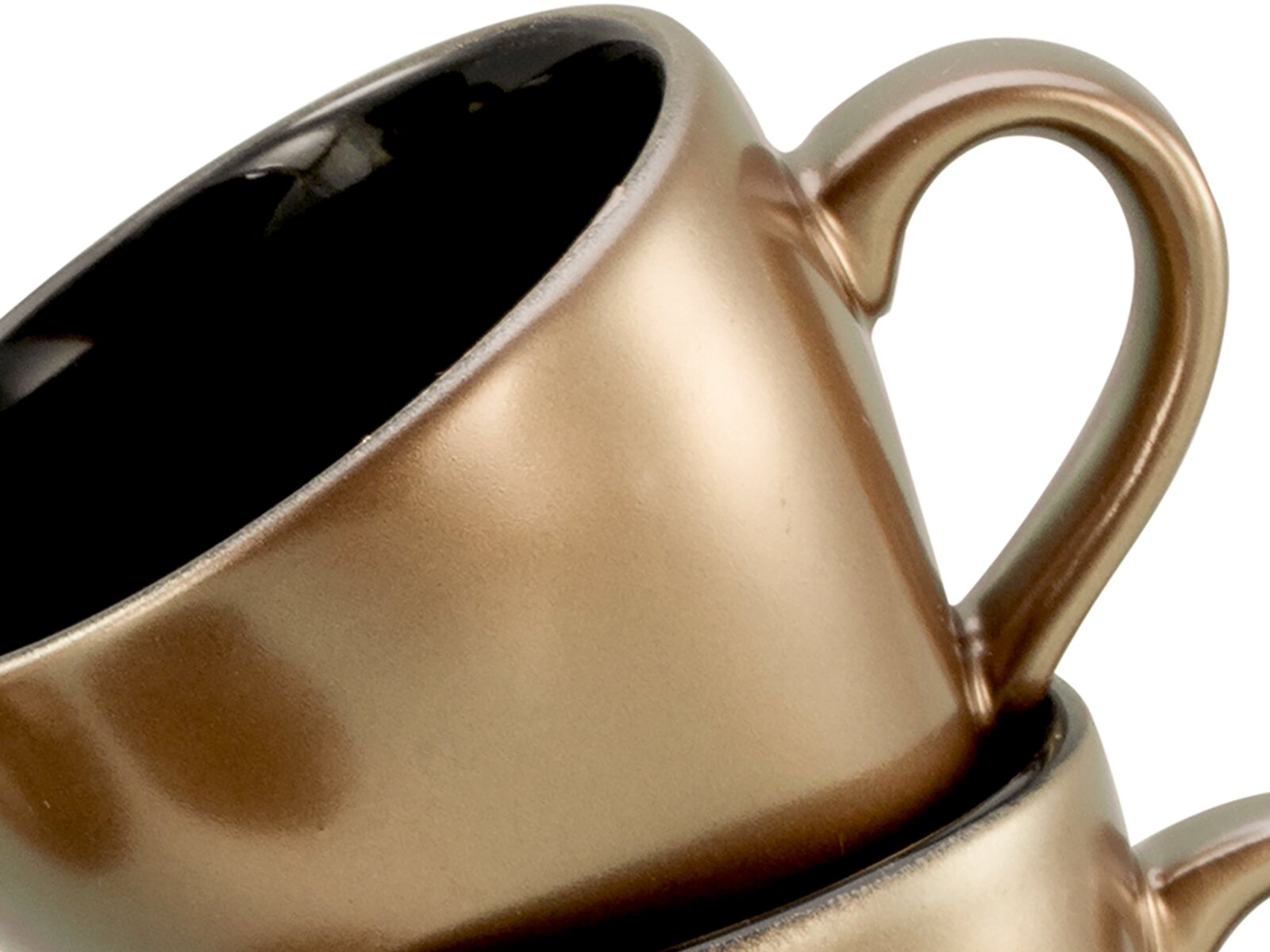 Nahaufnahme einer metallic-goldenen Kaffeetasse mit Henkel und schwarzer Innenlasur, schräg von oben seitlich fotografiert vor weißem Hintergrund.