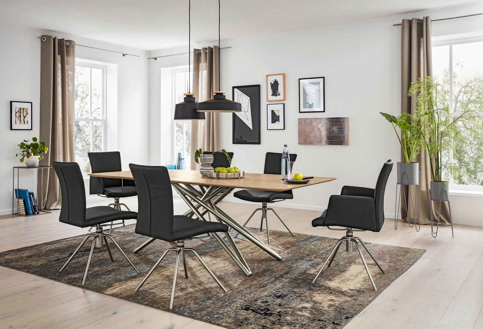 Musterring Esstisch MR HELMOND Moderner Esstisch mit Holzplatte und Metallgestell, umgeben von schwarzen Stühlen in einem hellen, stilvoll eingerichteten Raum. Perspektive: seitliche Ansicht.