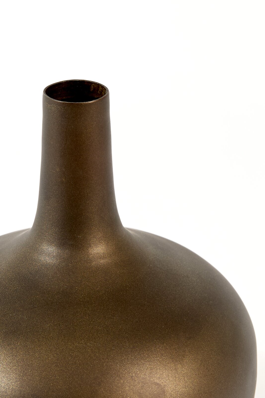Detailaanzicht van bovenaf van een bronskleurige metalen vaas met bolle vorm en lange, smalle hals tegen een witte achtergrond