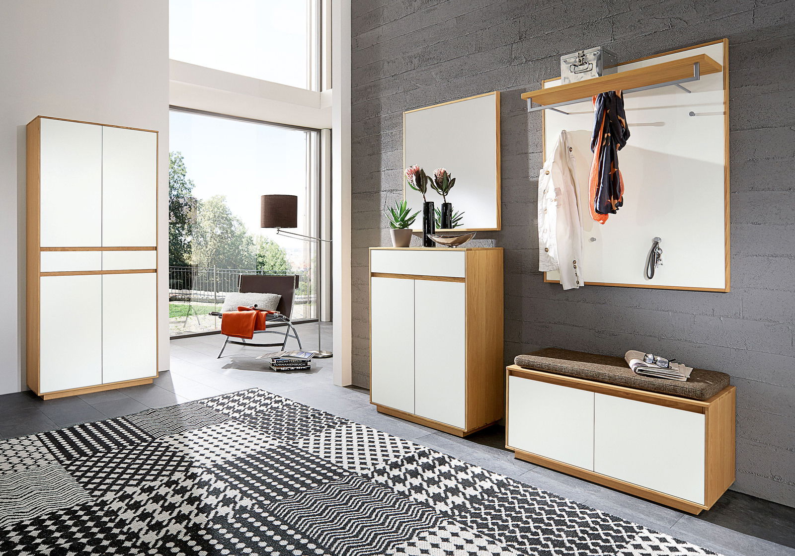 Moderne Garderobeneinrichtung mit Holz- und Weißakzenten, bestehend aus einem Schuhschrank, einer Kommode, einem Spiegel und einer Garderobenbank. Perspektive von vorne.