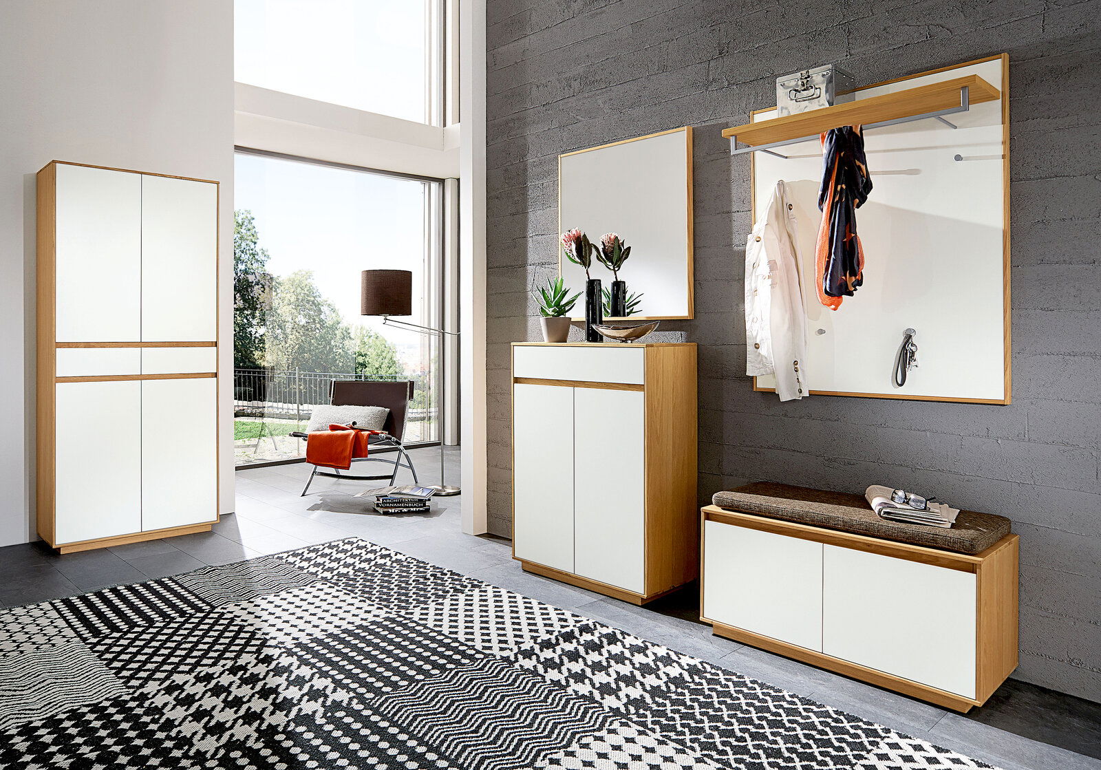 VOSS Spiegel V100 Moderne Garderobeneinrichtung mit Holz- und Weißakzenten, bestehend aus einem Schuhschrank, einer Kommode, einem Spiegel und einer Garderobenbank. Perspektive von vorne.