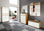 Moderne Garderobeneinrichtung mit Holz- und Weißakzenten, bestehend aus einem Schuhschrank, einer Kommode, einem Spiegel und einer Garderobenbank. Perspektive von vorne.