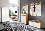 Moderne Garderobeneinrichtung mit Holz- und Weißakzenten, bestehend aus einem Schuhschrank, einer Kommode, einem Spiegel und einer Garderobenbank. Perspektive von vorne.