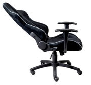 Zijaanzicht van een zwarte gamingstoel met verstelbare armleuningen en een ergonomisch ontwerp.