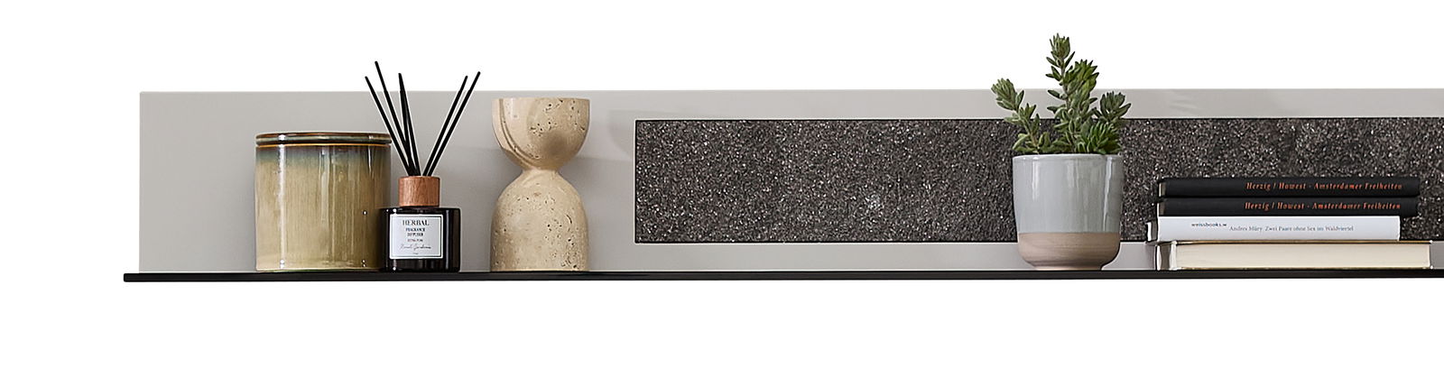 Modernes Wandboard mit Dekorationen, darunter ein Keramikgefäß, ein Diffuser, eine Sanduhr, ein Pflanzentopf und Bücher, aus seitlicher Perspektive.