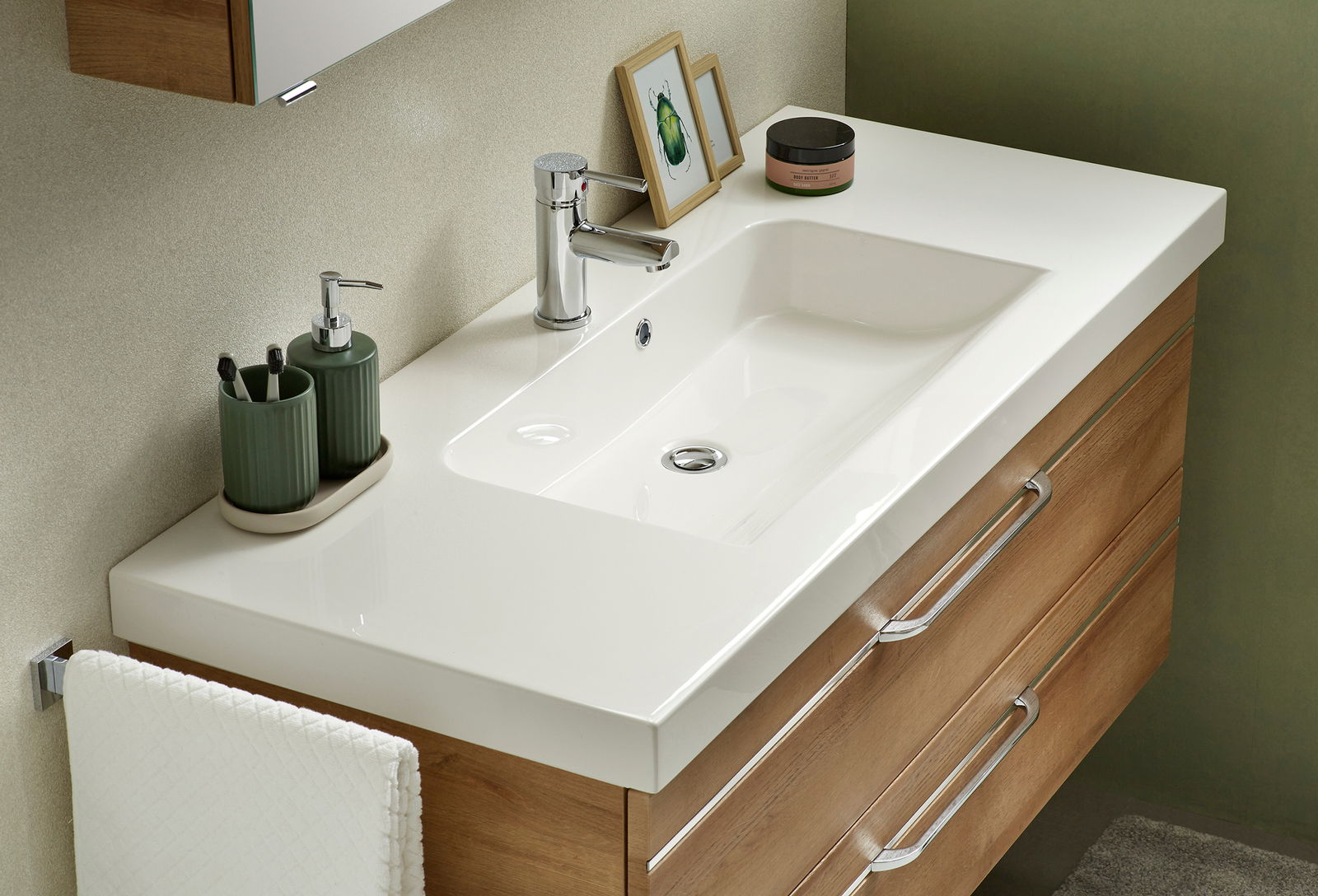 Moderner Badblock mit weißem Waschbecken und Holzunterschrank, seitliche Perspektive