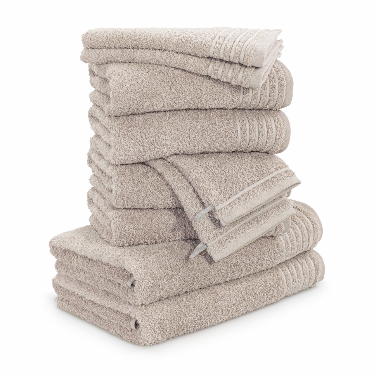 Ein Stapel von beigefarbenen Handtüchern, die in einem 10-teiligen Set arrangiert sind, aus einer seitlichen Perspektive fotografiert.