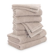 Ein Stapel von beigefarbenen Handtüchern, die in einem 10-teiligen Set arrangiert sind, aus einer seitlichen Perspektive fotografiert.