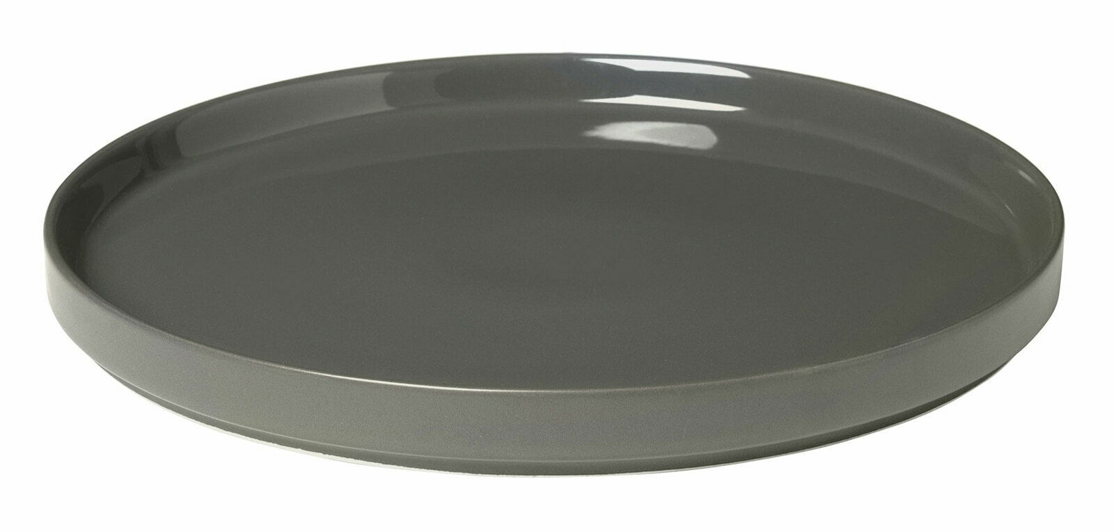 Grauer Speiseteller aus der Serie PILAR in der Farbe Pewter, seitliche Perspektive