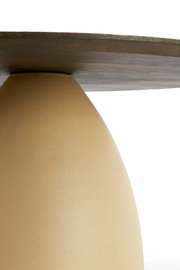 Nahaufnahme eines Beistelltisches mit runder Holzplatte und konisch geformtem, beigem Sockel, seitliche Perspektive.