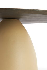 Nahaufnahme eines Beistelltisches mit runder Holzplatte und konisch geformtem, beigem Sockel, seitliche Perspektive.