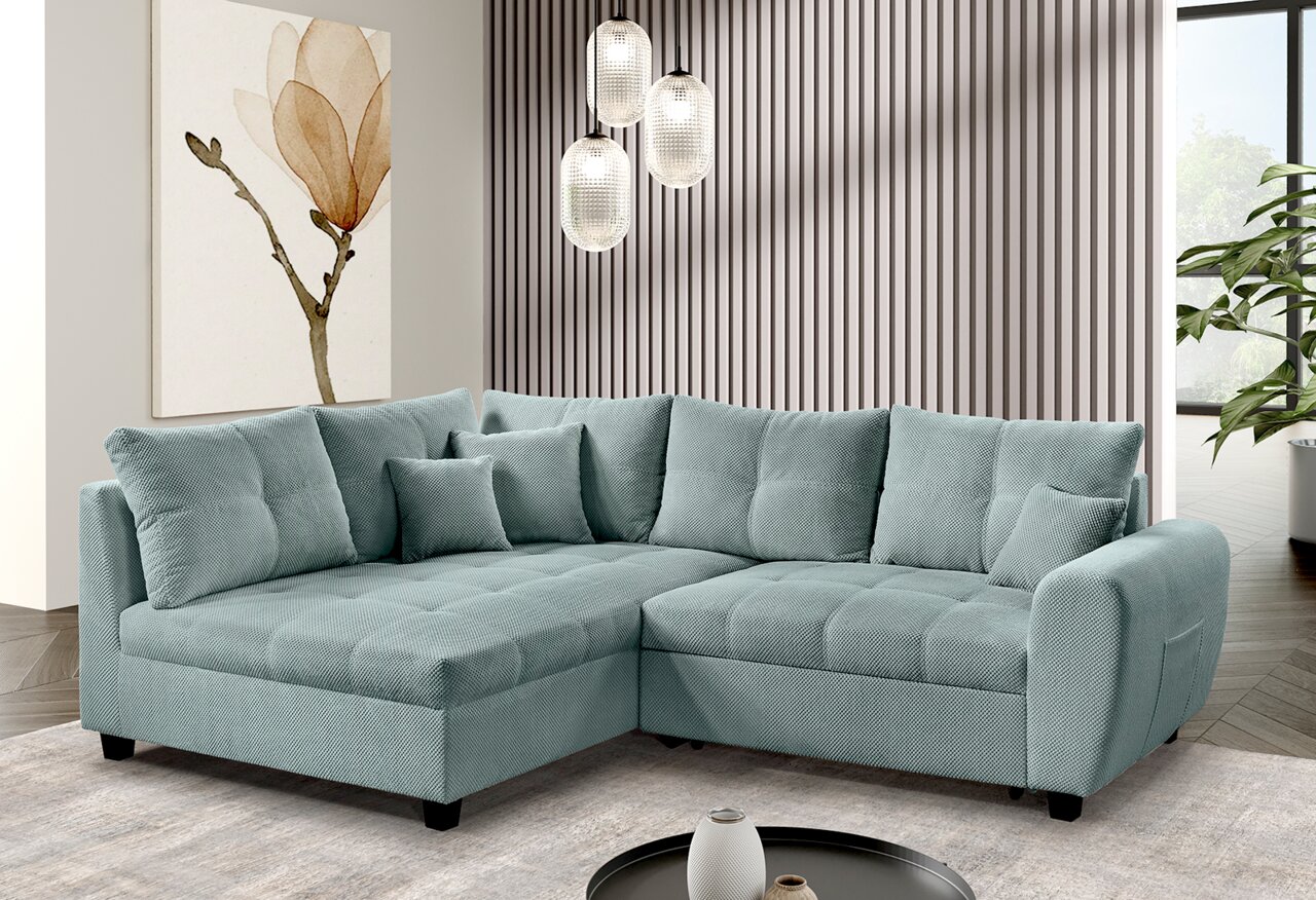 Rundecke in L-Form, hellblau, mit mehreren Kissen, in einem modernen Wohnzimmer mit Pflanzen und Wandkunst, seitliche Perspektive