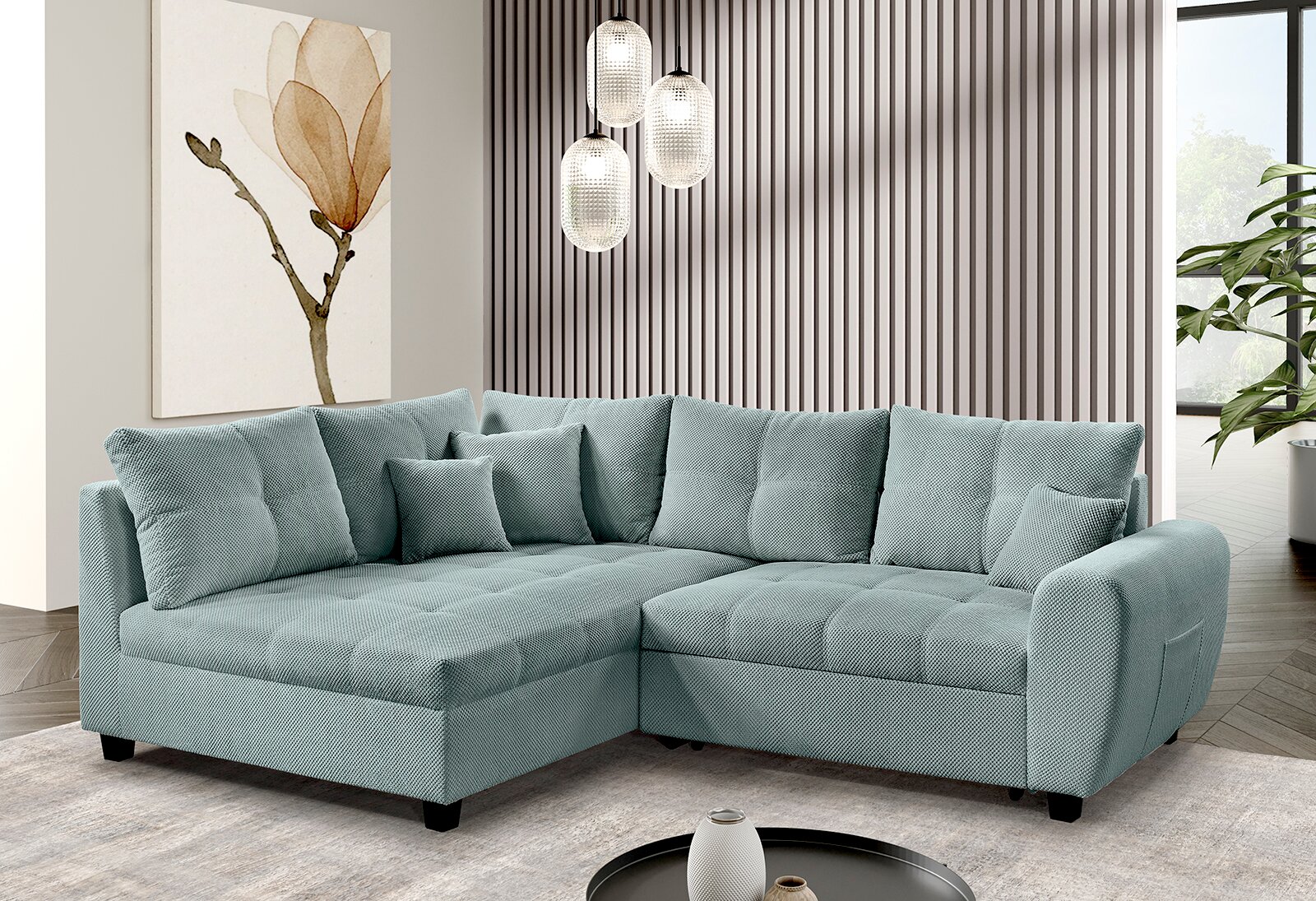 Rundecke in L-Form, hellblau, mit mehreren Kissen, in einem modernen Wohnzimmer mit Pflanzen und Wandkunst, seitliche Perspektive
