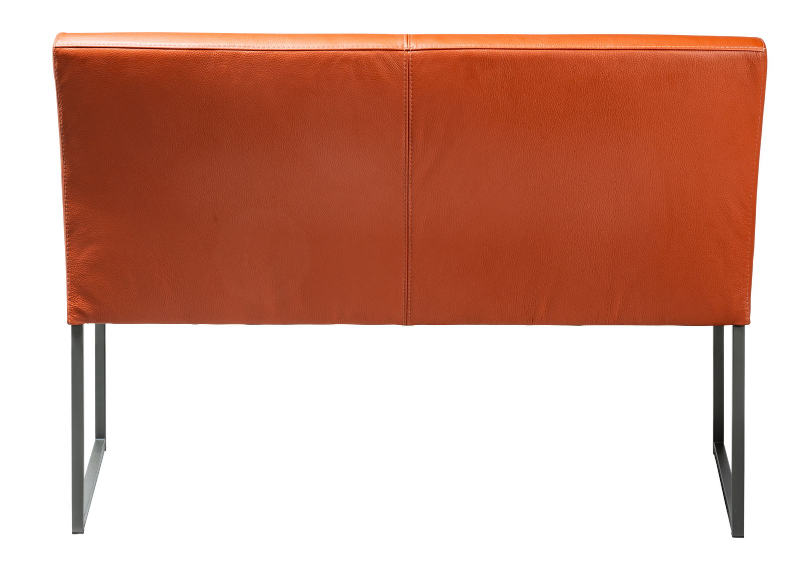 Rückansicht einer modernen Bank mit orangefarbenem Lederbezug und Metallbeinen.