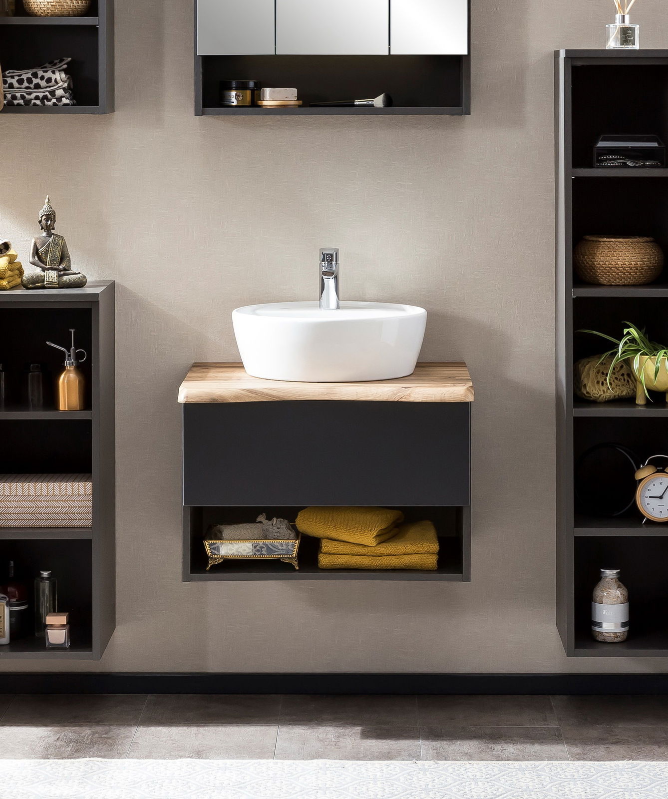 Modernes Waschtisch-Set mit weißem Waschbecken auf Holzplatte, umgeben von schwarzen Regalen, Frontalansicht.
