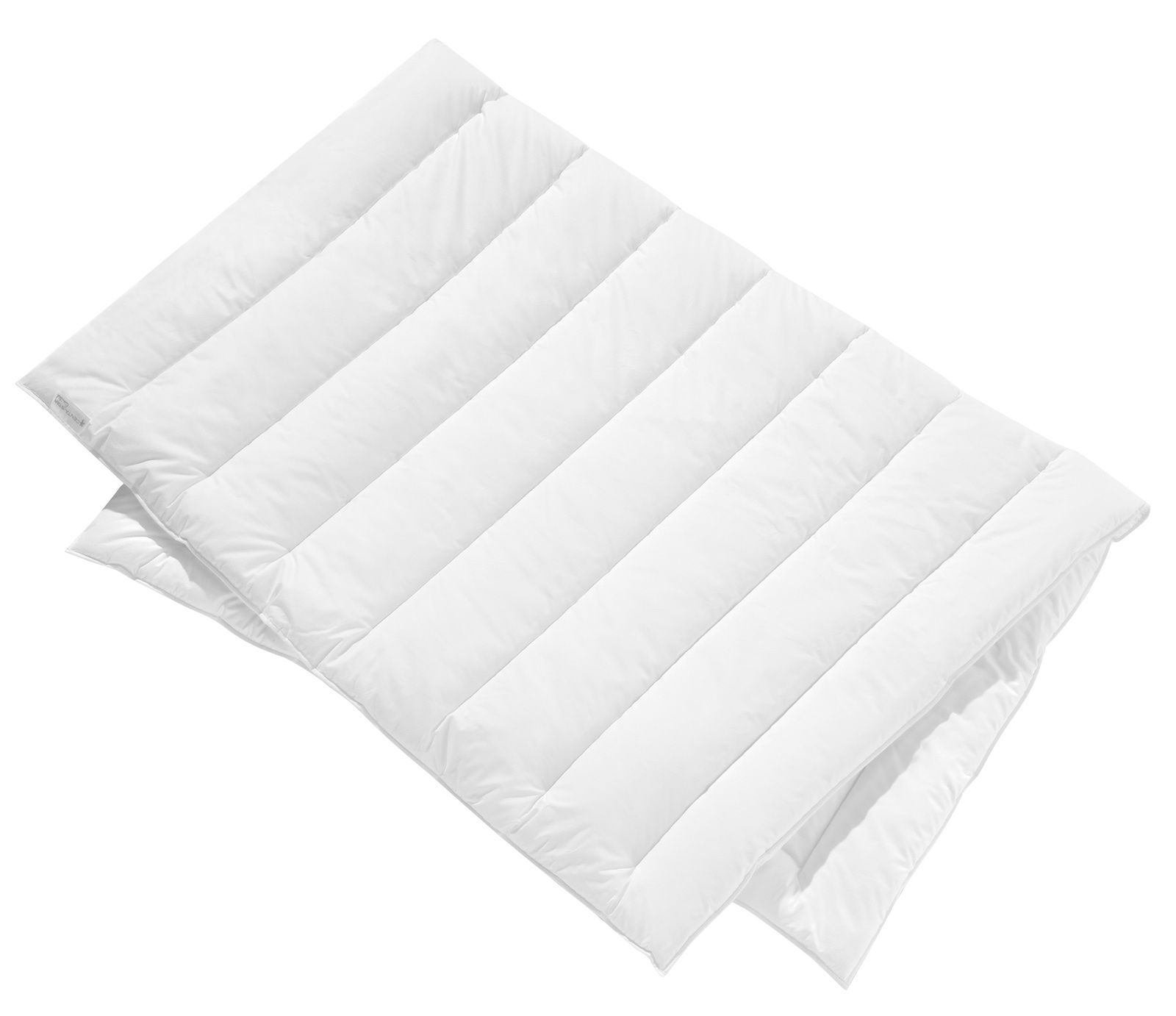 Weiße, gesteppt wirkende Bettdecke in schräger Draufsicht, geeignet für ein Einzelbett.