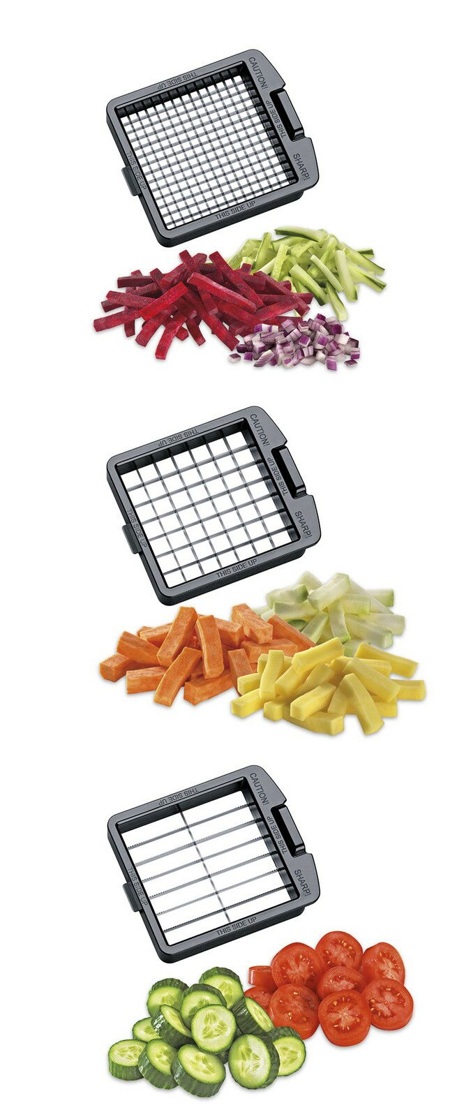 Verschiedene Klingenaufsätze eines Zwiebel- und Gemüsewürflers, die aus der Vogelperspektive gezeigt werden, umgeben von geschnittenem Gemüse wie Gurken, Tomaten, Karotten und Zwiebeln.