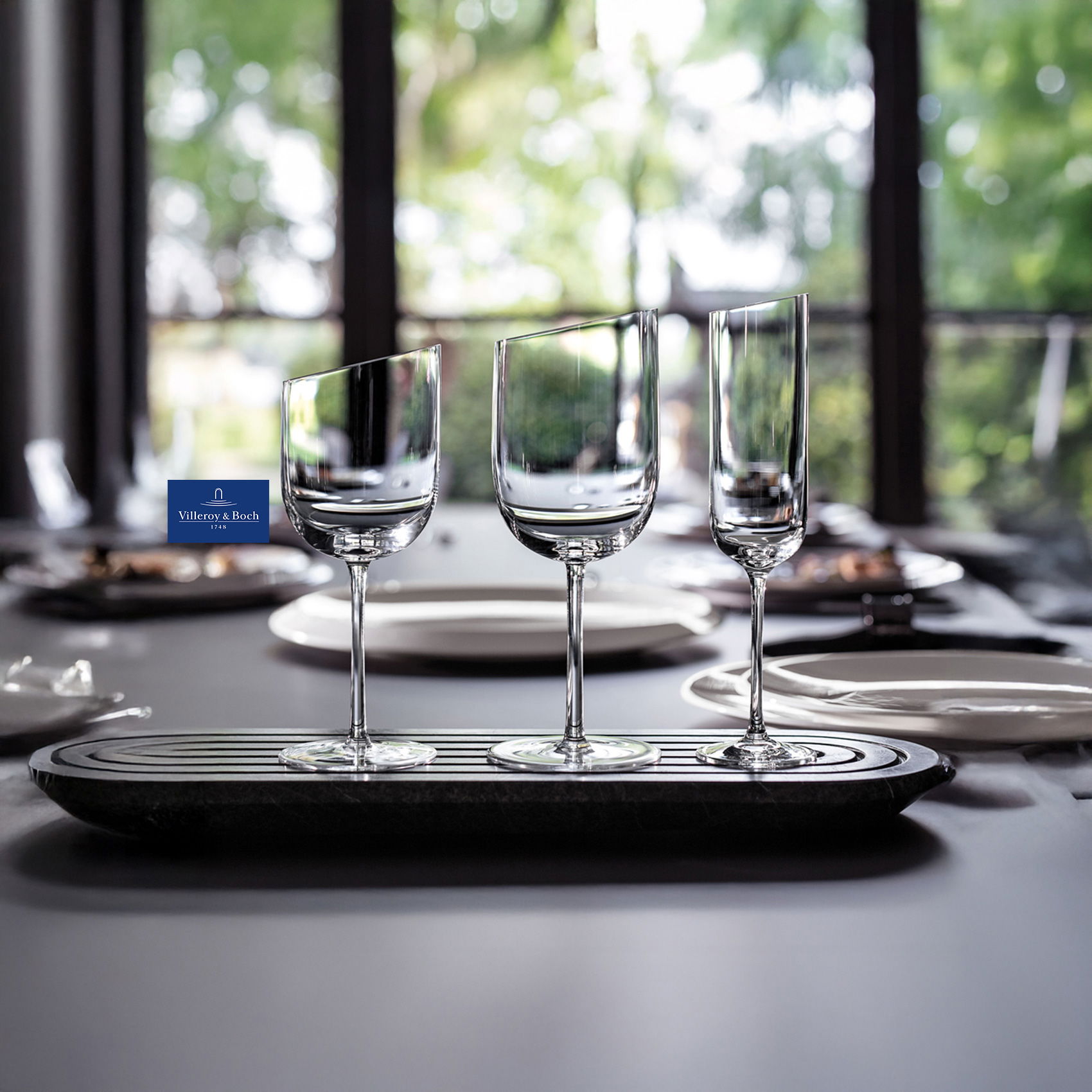 Drei elegante Villeroy-&-Boch-Gläser auf gedecktem Tisch, Aktionsbanner: 25 % Rabatt mit Code VB25