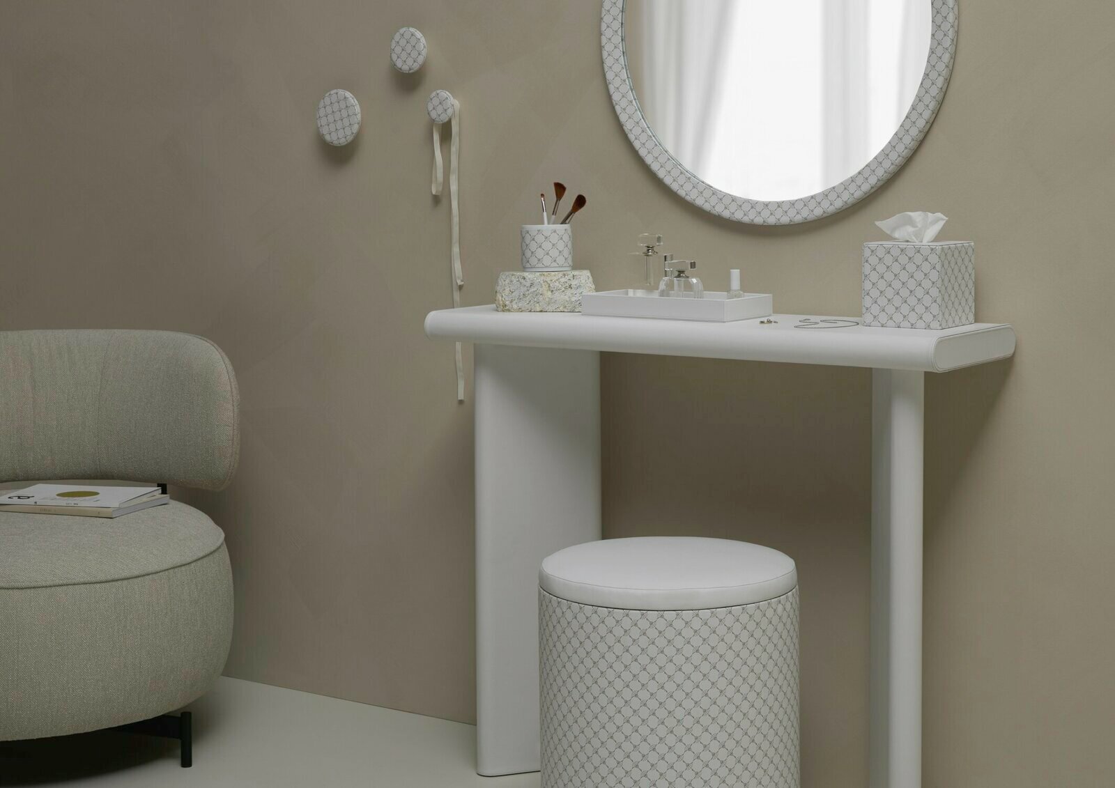 JOOP! Kleenexbox CORNFLOWER Quadratische Kleenexbox in Weiß mit geometrischem Muster, auf einem weißen Tisch neben einem Spiegel platziert. Perspektive von vorne.