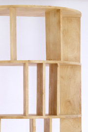 Close-up van een houten wandkast met meerdere vakken, gezien vanuit de zijkant