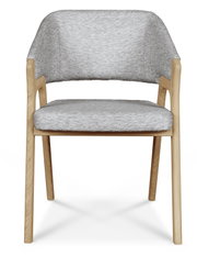 Moderne fauteuil met grijze stoffen bekleding en houten frame, vooraanzicht