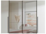 Moderner Dreh- und Schwebetürenschrank mit vier Türen, Spiegeloberfläche und eleganten schwarzen Griffen, frontal abgebildet.