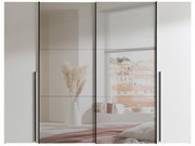 Moderner Dreh- und Schwebetürenschrank mit vier Türen, Spiegeloberfläche und eleganten schwarzen Griffen, frontal abgebildet.