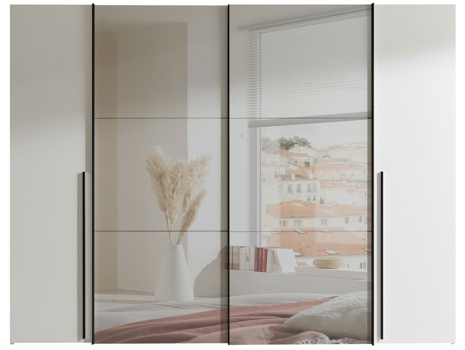 Moderner Dreh- und Schwebetürenschrank mit vier Türen, Spiegeloberfläche und eleganten schwarzen Griffen, frontal abgebildet.