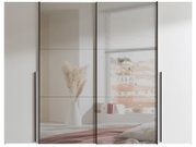 Moderne draai- en schuifdeurkast met vier deuren, spiegelend oppervlak en elegante zwarte handgrepen, hier afgebeeld in vooraanzicht.