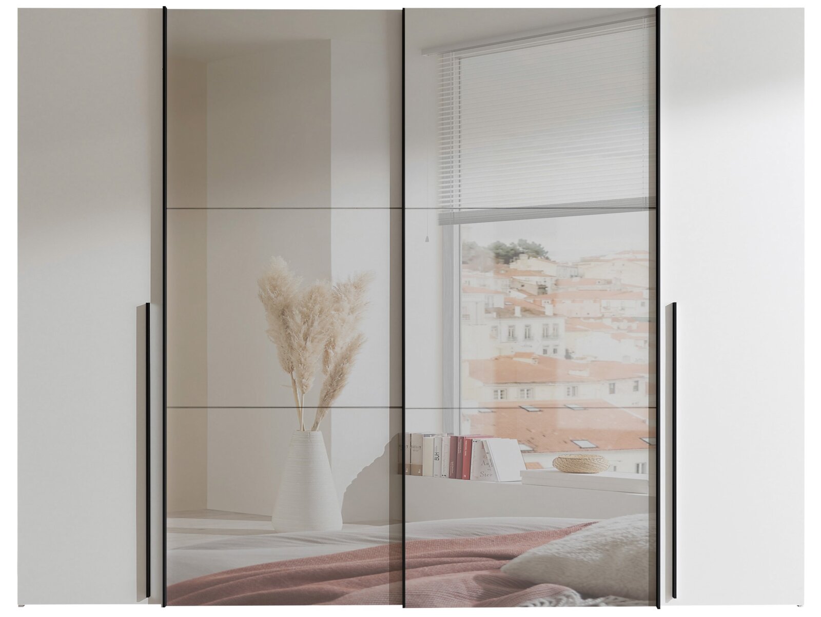 Moderne draai- en schuifdeurkast met vier deuren, spiegelend oppervlak en elegante zwarte handgrepen, hier afgebeeld in vooraanzicht.