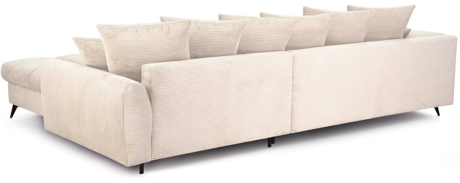 Beiges Cordsofa mit schwarzen Füßen und mehreren Rückenkissen, Ansicht von hinten links in leichter Perspektive