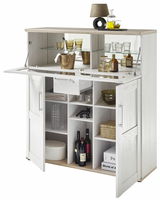 Moderner Barschrank aus Holz mit offenen Türen und Regalen, gefüllt mit Gläsern, Flaschen und Dekorationen. Frontalansicht.