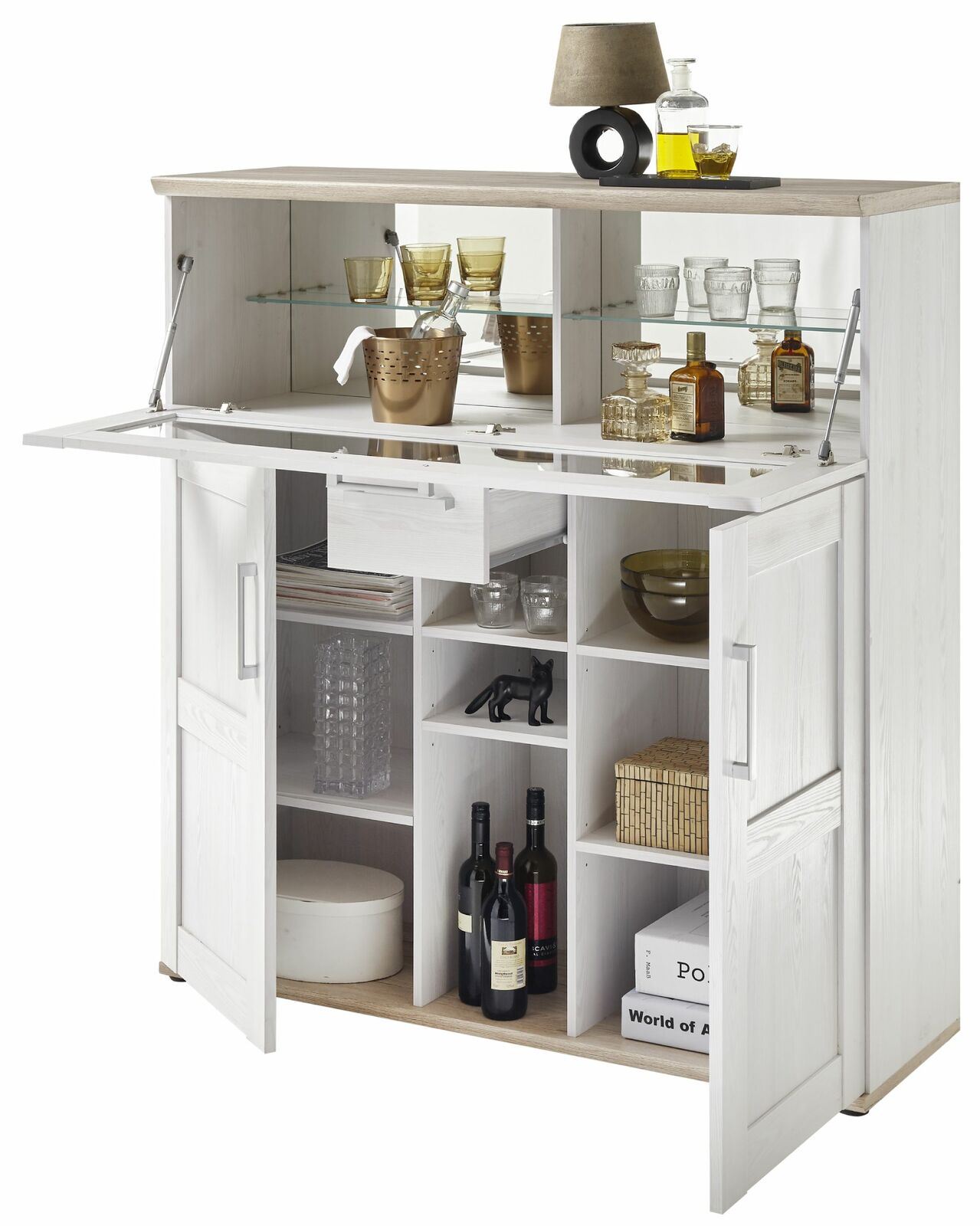 Moderner Barschrank aus Holz mit offenen Türen und Regalen, gefüllt mit Gläsern, Flaschen und Dekorationen. Frontalansicht.