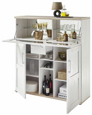 Moderner Barschrank aus Holz mit offenen Türen und Regalen, gefüllt mit Gläsern, Flaschen und Dekorationen. Frontalansicht.