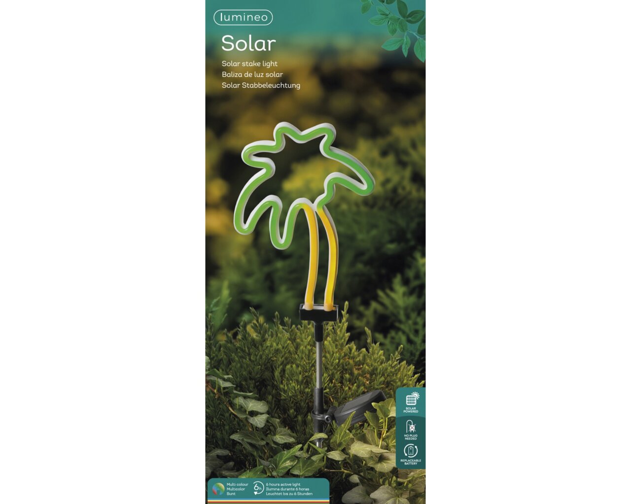 Solar Stabbeleuchtung in Form einer Palme, fotografiert aus der Seitenperspektive, umgeben von Pflanzen im Garten.
