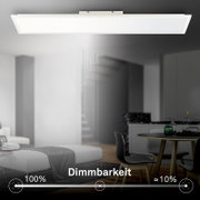 Rechteckige, flache LED-Deckenleuchte in Weiß mit diffuser Lichtfläche, montiert an der Zimmerdecke in modernem Wohn-/Essbereich, Ansicht von unten leicht schräg.