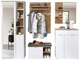 Garderoben-Set in moderner Perspektive mit weißem und holzfarbenem Design, bestehend aus einem Spiegel, einem Schrank mit Regalen, einer Sitzbank mit Stauraum und einer Wandgarderobe mit Haken.