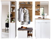Garderoben-Set in moderner Perspektive mit weißem und holzfarbenem Design, bestehend aus einem Spiegel, einem Schrank mit Regalen, einer Sitzbank mit Stauraum und einer Wandgarderobe mit Haken.